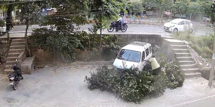 गाजियाबाद में टला बड़ा हादसा, स्कूल जा रही बच्चों से भरी वैन पलटी, सभी सुरक्षित