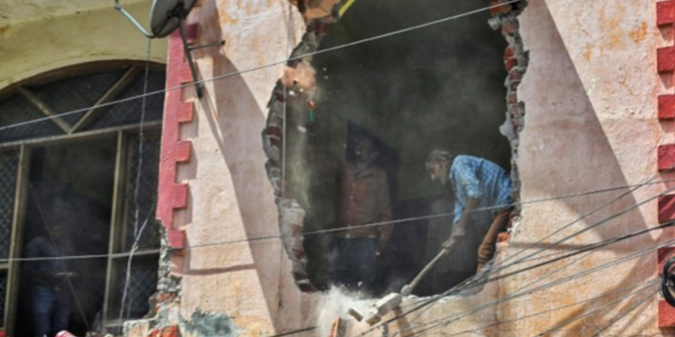 सत्य निकेतन हादसे के बाद MCD का बड़ा एक्शन, शाहीन बाग सहित 39 जगहों पर चला बुलडोजर… 6 प्रॉपर्टी सील