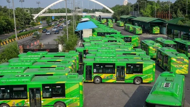 DTC बसें बंद, यात्री परेशान… ₹20 का सफर ₹100 पार, सरकार की ड्राइवरों से हड़ताल खत्म करने की अपील