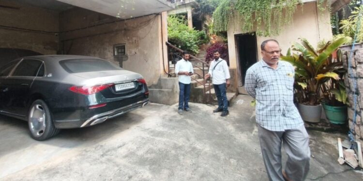 पीने के पानी से कर रही थीं फर्श की सफाई, जुबली हिल्स में महिला पर ₹20 हजार जुर्माना