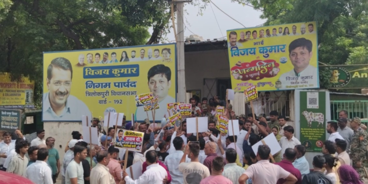 दिल्ली में सफाई कर्मचारी की आत्महत्या मामले में AAP के खिलाफ BJP का प्रदर्शन, इस्तीफे की मांग