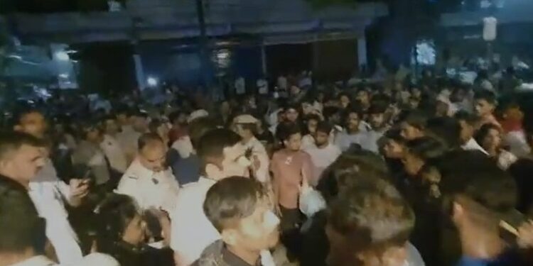 दिल्ली में 7 साल की बच्ची से रेप, हिरासत में आरोपी, चौकी पर लोगों का हंगामा