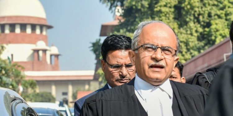 दिल्ली SIR को लेकर सुप्रीम कोर्ट पहुंचे प्रशांत भूषण, SC ने EC से मांगा जवाब