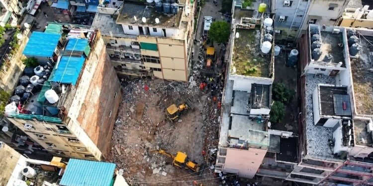 सत्य निकेतन हादसे पर SC में सुनवाई, कोर्ट ने पूछा- रिहायशी इलाके में व्यावसायिक गतिविधि कैसे