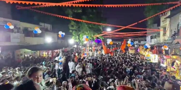 नदी में तैरते देव-विमान, हजारों की भीड़ और आसमान में आतिशबाजी… सोयतकलां में ऐसे मनाया गया डोल ग्यारस