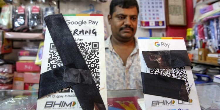 मध्यप्रदेश में No UPI Day: QR कोड पर डाला काला कपड़ा, बारकोड बॉक्स रख प्रदर्शन; जानिए MDR का पूरा विवाद