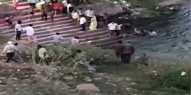 गणेश विसर्जन के दौरान बेतवा में बहने लगा युवक, गोताखोरों ने नदी में छलांग लगाकर बचाया
