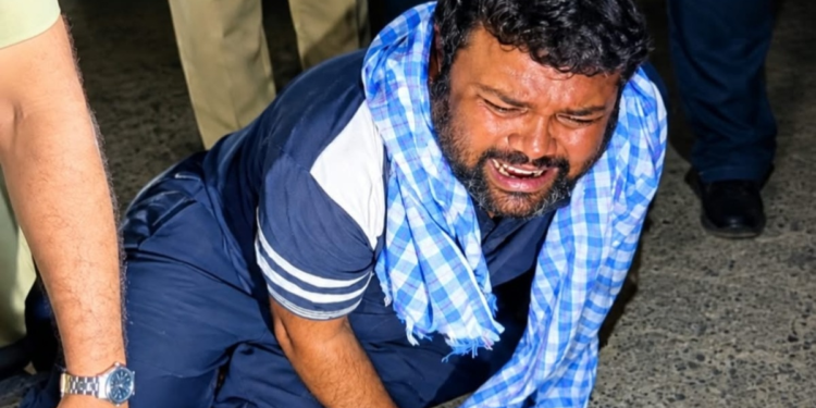 मध्य प्रदेश के सागर जहरीली शराब कांड में बड़ा एक्शन… 30 हजार का इनामी मनीष लोधी मुठभेड़ के बाद गिरफ्तार, पैर में लगी गोली