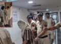 पैर में पट्टी, लंगड़ाते हुए कोर्ट पहुंचा कालकाजी गैंगरेप का आरोपी आसिफ, Video