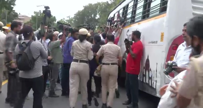 कालकाजी गैंगरेप के खिलाफ दिल्ली में प्रदर्शन, राष्ट्रपति भवन की ओर कूच की कोशिश, पुलिस ने रोका