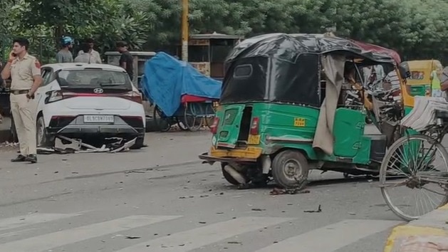 दिल्ली में तेज रफ्तार का कहर, रेड लाइट पर ऑटो और ई-रिक्शा को कार ने मारी टक्कर, एक की मौत