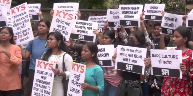 ‘बस से कैंपस तक अनसेफ फील करती हैं छात्राएं’, दिल्ली के स्टूडेंट्स ने बताया अपना डर