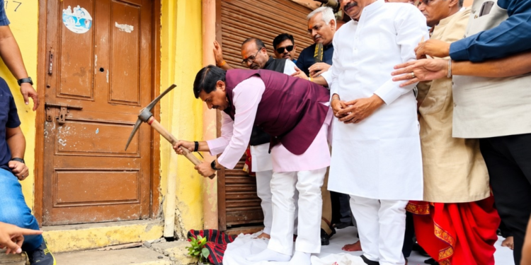 सिंहस्थ की राह में आया CM मोहन यादव का पुश्तैनी घर, खुद तोड़ने पहुंचे