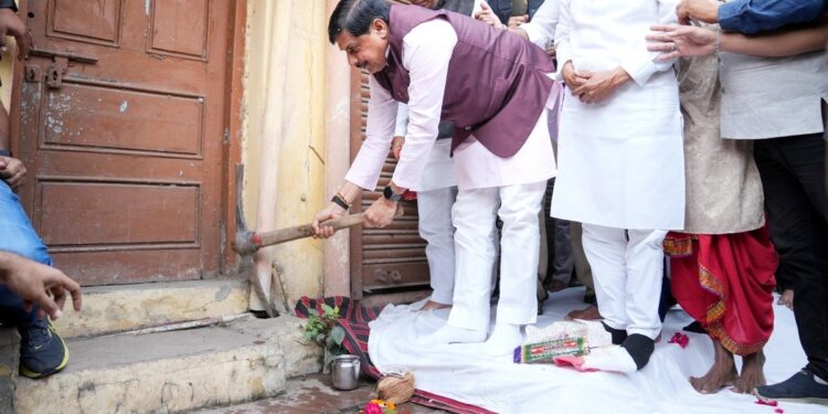 जहां बचपन बीता, उसी घर को तोड़ने उठानी पड़ी गेती… उज्जैन के अब्दालपुरा का मकान नंबर-180, मुख्यमंत्री ने खुशी-खुशी किया कुर्बान