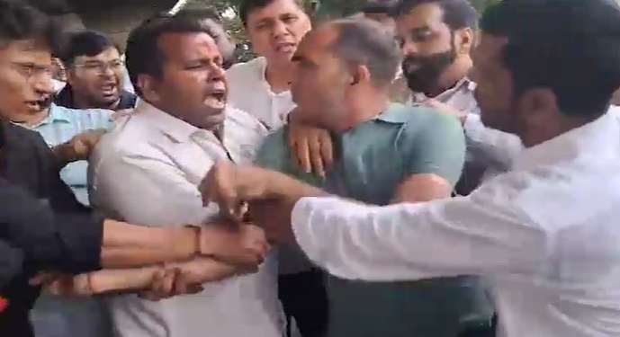 दिल्ली हेड कांस्टेबल से मारपीट मामले में AAP नेताओं पर FIR, सौरभ भारद्वाज और जरनैल सिंह का नाम शामिल
