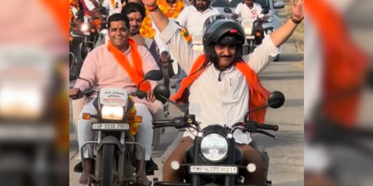 ‘जोश में हो गई बड़ी गलती…’, दोनों हाथ छोड़कर बुलेट चलाते दिखे BJP विधायक, VIDEO वायरल होने पर दी सफाई