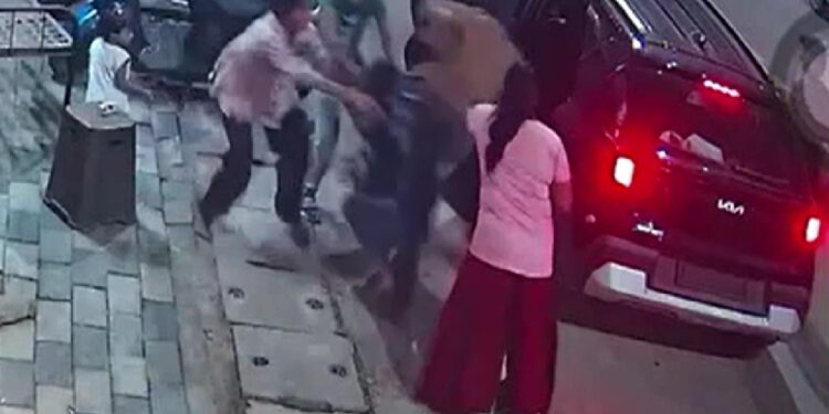 रात में 25 सेकंड में युवती का किडनैप, सुबह युवती बोली- ‘हमारी मर्जी से भागे, शादी भी कर ली’, Video Viral