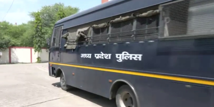 उज्जैन हिंसा में पथराव के 10 आरोपियों का मेडिकल कराने पहुंची पुलिस, सवाल पूछने पर साधी चुप्पी