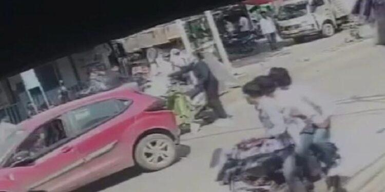 स्कूटी के सामने कार रोकी, फिर युवती पर बरसाए थप्पड़… CCTV में कैद हुई मारपीट की पूरी घटना