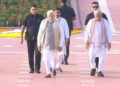 राजघाट पहुंचे PM मोदी, महात्मा गांधी को दी श्रद्धांजलि
