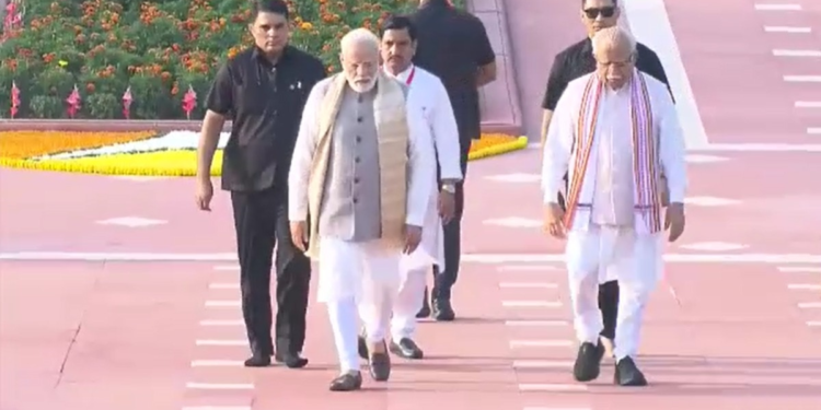 राजघाट पहुंचे PM मोदी, महात्मा गांधी को दी श्रद्धांजलि