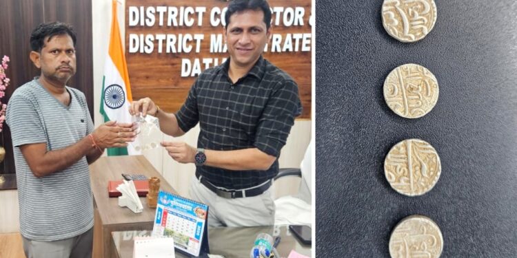 जमीन से निकले मुगलकालीन सिक्के! प्लॉट की सफाई के दौरान मिला खजाना, युवक ने दिखाई ईमानदारी और कलेक्टर को सौंपे