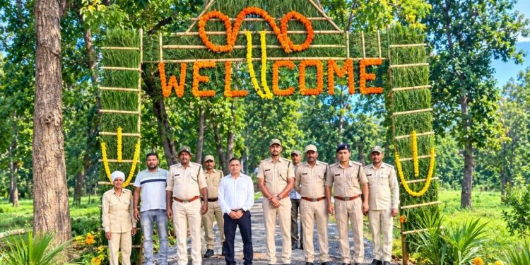 पहले ही दिन सिद्ध बाबा क्षेत्र में दिखी बाघिन! 3 महीने के ब्रेक के बाद खुला बांधवगढ़ टाइगर रिजर्व, पर्यटकों का हुआ भव्य स्वागत