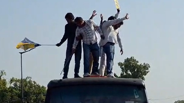 LIVE: ‘मुझे फुटबॉल की तरह फेंका…’ AAP नेता सौरभ भारद्वाज का दिल्ली पुलिस पर आरोप, इंडिया गेट पर जमकर प्रदर्शन