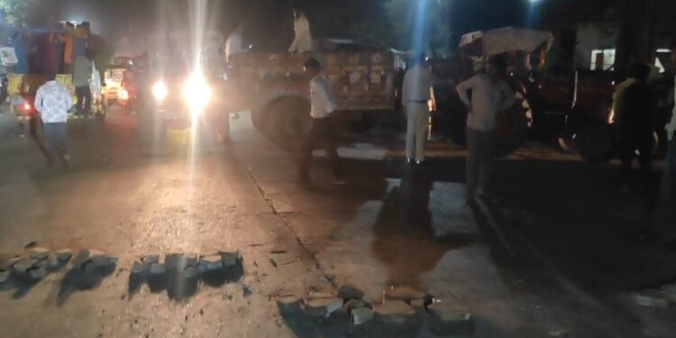 MP: सोयाबीन खरीदी को लेकर मंडी में किसानों का हंगामा, चक्काजाम और दुकानों में तोड़फोड़