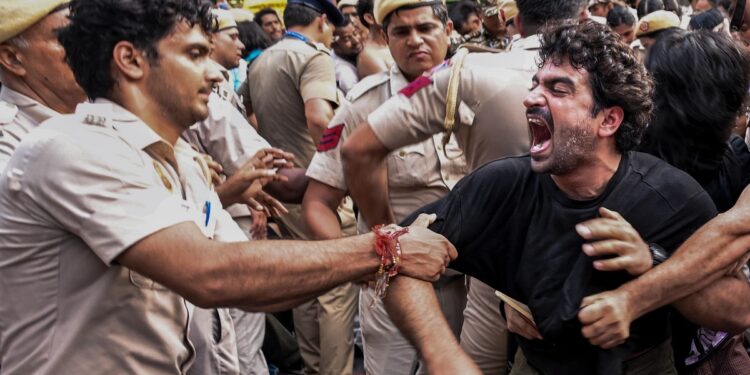 ज्ञानेश कुमार के इस्तीफे पर सड़क पर संग्राम! बैरिकेड टूटे, दिल्ली पुलिस के 15 जवान घायल