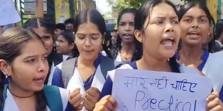 ‘ठंडी चाय गर्म करो, बबीता मैम शर्म करो’, भोपाल के सरकारी स्कूल में Gen अल्फा ने खोला मोर्चा, साइंस टीचर का तत्काल ट्रांसफर