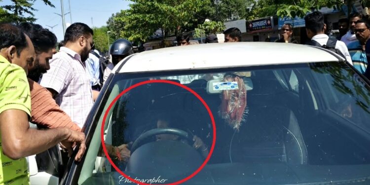 कार में लॉक हुआ मासूम! चाबी अंदर रह गई, गेट नहीं खुला तो मची अफरा-तफरी
