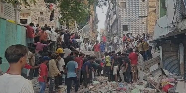 दिल्ली के सीमापुरी में चार मंजिला इमारत गिरी, कई लोगों के दबे होने की आशंका