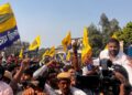 LIVE: कश्मीरी गेट EC दफ्तर पर AAP-कांग्रेस का हल्ला बोल, बैरिकेड पर चढ़े कार्यकर्ता