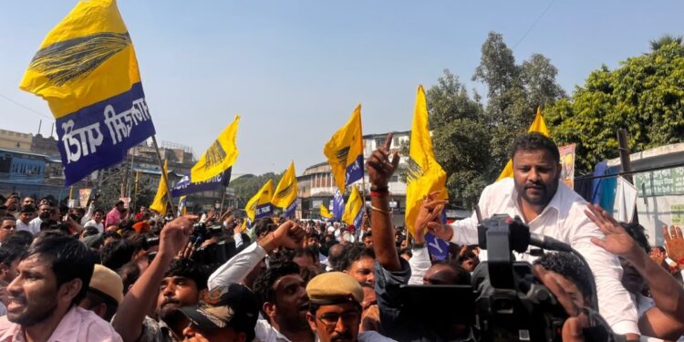 LIVE: कश्मीरी गेट EC दफ्तर पर AAP-कांग्रेस का हल्ला बोल, बैरिकेड पर चढ़े कार्यकर्ता