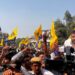 LIVE: कश्मीरी गेट EC दफ्तर पर AAP-कांग्रेस का हल्ला बोल, बैरिकेड पर चढ़े कार्यकर्ता