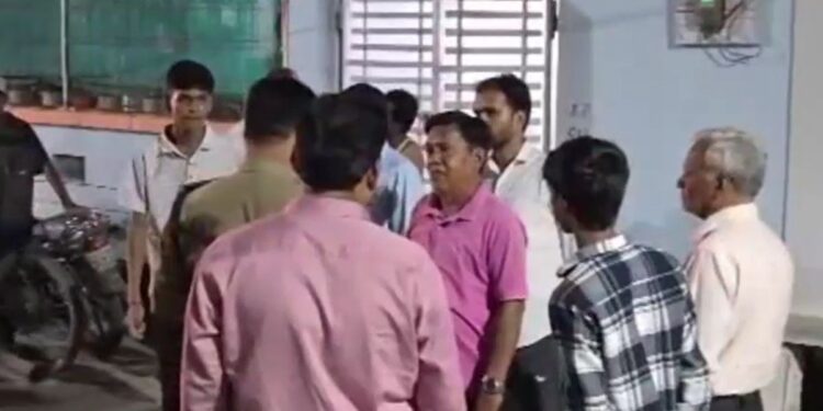 पति के साथ रात में टहल रही थी महिला, सामने से बाइक आई… पलक झपकते ही गले से चेन खींच ले गया बदमाश
