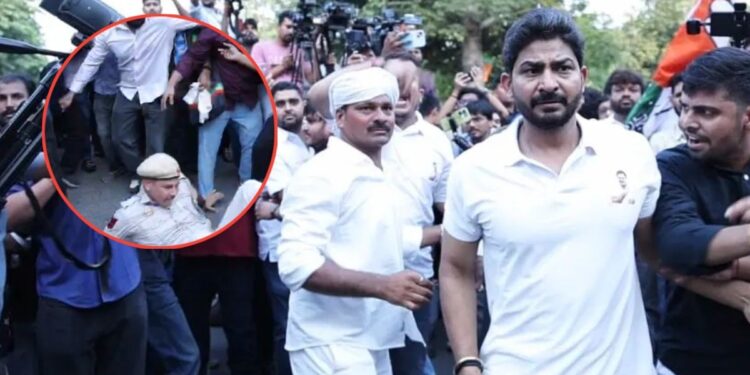 ‘जमीन पर गिराया, प्रोटेस्ट में लात मारी…’, पुलिस के दो जवानों ने सुनाई आपबीती