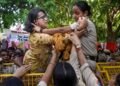 ‘नेहा बोरा ने वर्दी पकड़ी, नाखून से नोंचा…’ वायरल फोटो वाली महिला कांस्टेबल ने सुनाई आपबीती