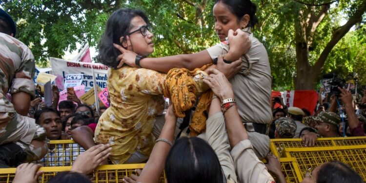 ‘नेहा बोरा ने वर्दी पकड़ी, नाखून से नोंचा…’ वायरल फोटो वाली महिला कांस्टेबल ने सुनाई आपबीती