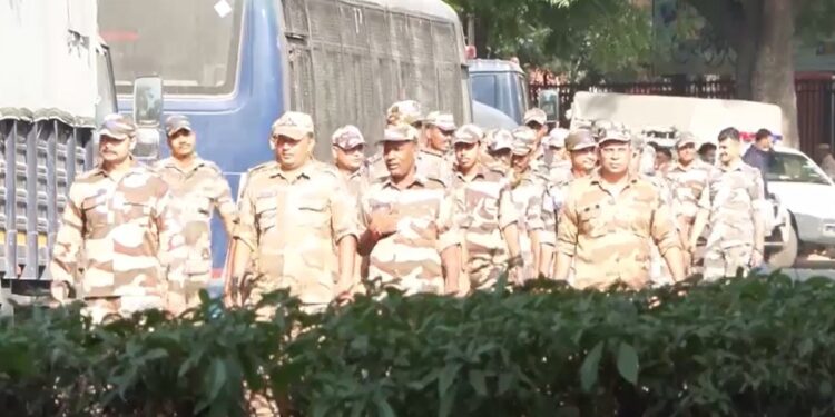 दिल्ली में प्रदर्शन से पहले हाई अलर्ट, बॉर्डर पर BSF तैनात, रात 9 बजे सील हो सकती हैं सीमाएं