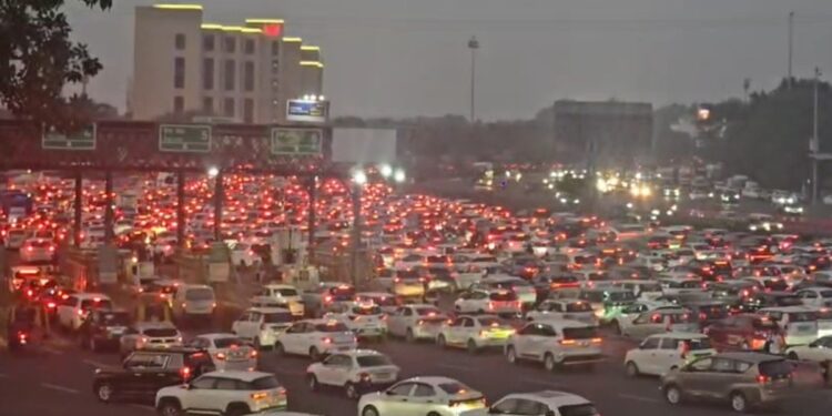 दिल्ली-NCR में जाम से थमी रफ्तार, कालिंदी कुंज से गुरुग्राम बॉर्डर तक गाड़ियों की लंबी कतारें