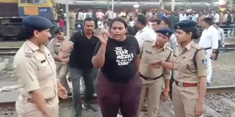 दिल्ली CJP प्रदर्शन में जा रही महिला को इटारसी स्टेशन पर ट्रेन से उतारा… MP हाई कोर्ट तक पहुंचा मामला, राज्य सरकार को नोटिस