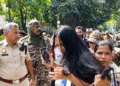 प्रदर्शनकारियों से झड़प में कई पुलिसकर्मी घायल, महिला कॉन्सटेबल की उंगली टूटी