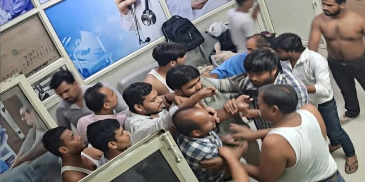 मरीज के अटेंडर ने दीवार पर किया पेशाब, गुस्साए लोगों ने अस्पताल में घुसकर डॉक्टर-स्टाफ को पीटा