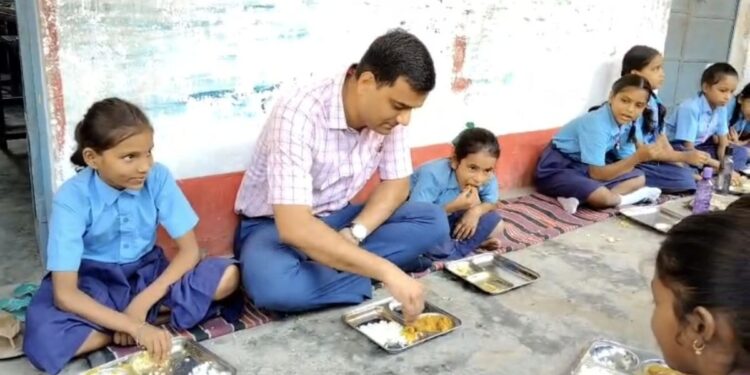 घंटी बजी तो बच्चों के बीच पहुंच गए DM सर… स्कूल में जमीन पर बैठकर खाया मिड-डे मील, फिर खुद धोई थाली