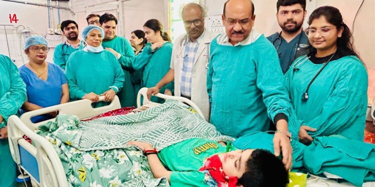 23 महीने वेंटिलेटर पर रहा मां-बाप का दुलारा, घर ले जाते वक्त छलक पड़े आंसू… रुला देगी कहानी