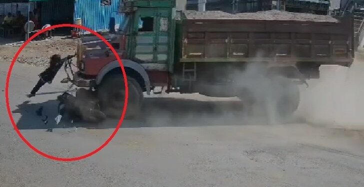 ट्रक ने स्कूटी को मारी टक्कर, बंपर पकड़कर लटक गई युवती… CCTV देख कांप जाएंगे
