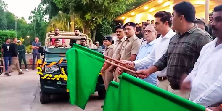 शेर-शेरनी, शावक और जंगल की दुनिया… गिर सफारी में पहुंचे टूरिस्ट, पहले ही दिन सामने आई रोमांच की कहानी