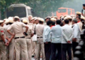 कनॉट प्लेस पर किसान नेता, तो PTI बिल्डिंग के पास 50 प्रदर्शनकारी हिरासत में, जगह-जगह हंगामा